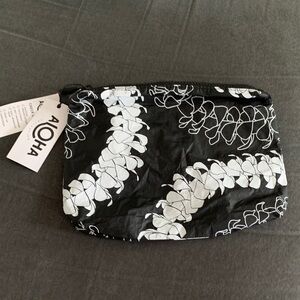 NWT ALOHA Collection Black and White Cosmetic Bag